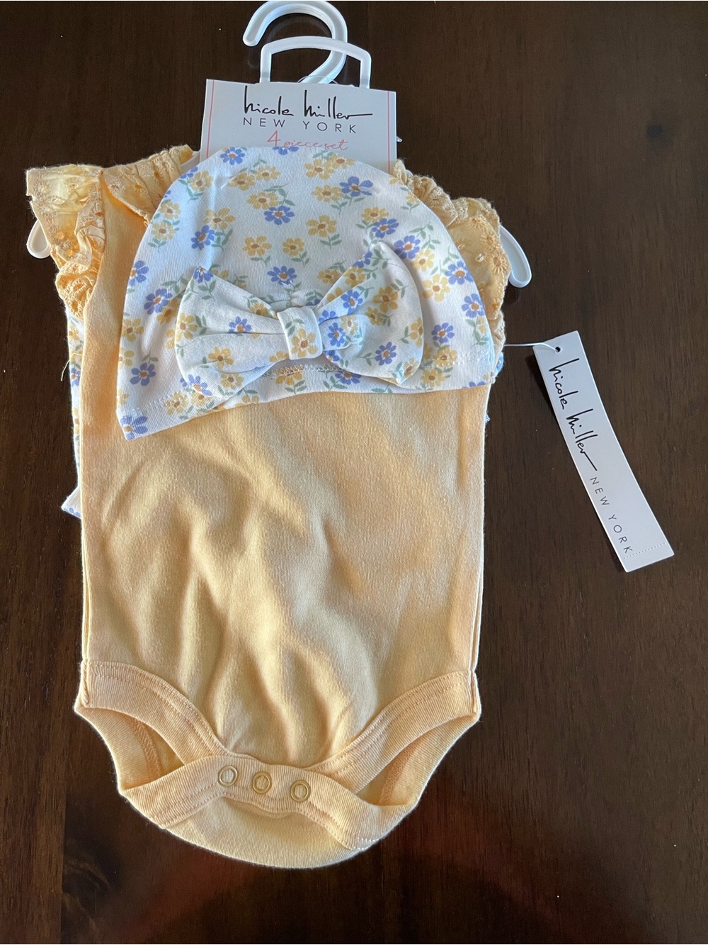 Nicole Miller New York NWT 4pc Baby Girl Set 3-6M Bodysuit Pants Beanie Scarf
